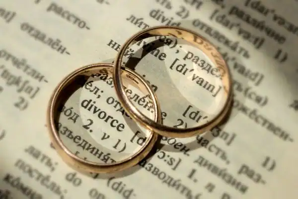 Image of rings removed before divorce mediation Greenwich